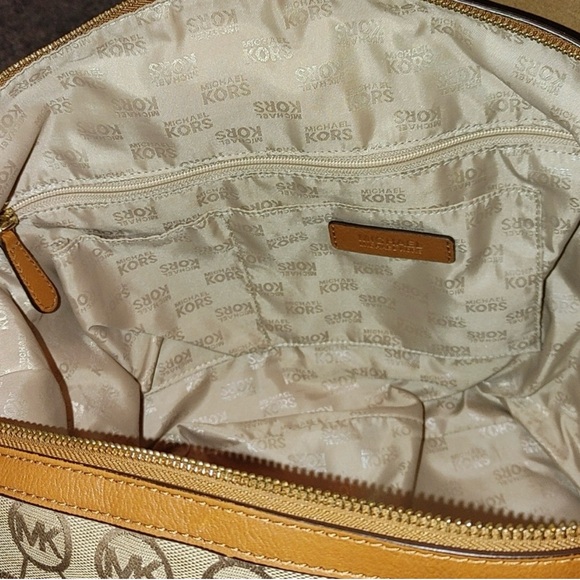 Michael Kors MK Bedford Barrel Bag Satchel Beige Signature Canvas Handbag Large - Picture 6 of 7